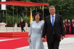 Iulia Albu o desfiinţează pe Carmen Iohannis: Dă cu bată în baltă şi cu băţul în gard, abuzând de un privilegiu care nu-i aparţine