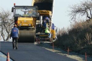 Asfalt proaspăt, decopertat cu mâna, pe străzile din Vatra Dornei. Reacţia primarului nu a întârziat