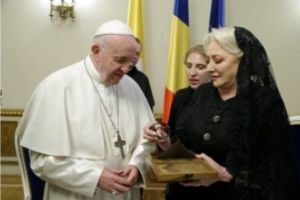Cu ce cadouri l-a surprins Viorica Dăncilă pe Papa Francisc (VIDEO)