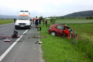 Accident grav la Băcia. Un şofer s-a trezit în trafic cu capota maşinii ridicată şi a intrat într-un TIR