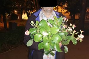 Bărbat prins după ce a rupt trandafiri din Parcul Rozelor. Voia să-i dăruiască