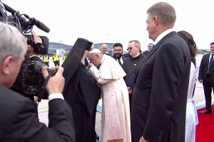 Papa Francisc a sărutat crucile Patriarhului Daniel şi al arhiepiscopului ÎPS Nifon