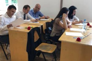 Vicepremierul Daniel Suciu, din nou la şcoală: Multe s-au schimbat în 20 de ani (FOTO)