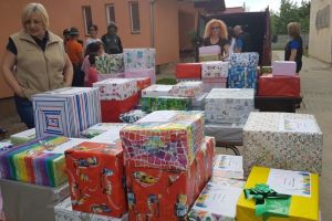 Cadouri pentru copiii de la Centrul de Plasament din Orăştie, din partea angajaţilor Casei de Sănătate Hunedoara