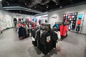 FOTO/ S-a deschis un nou magazin dedicat pasionaţilor de sport în Alba Mall. Puma, Nike, Adidas, Converse printre articole care pot fi cumpărate