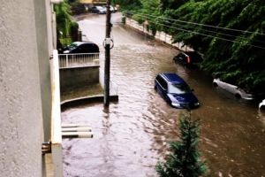 PRAPAD in Prahova! Case si masini luate de ape, drumuri inundate