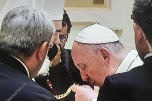 FOTO: Cum şi-a arătat Papa Francisc aprecierea faţă de Patriarhului Daniel: Niciun papă nu a mai făcut aşa ceva în faţa unui patriarh