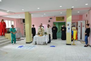 Jubileu prin rugăciune: Managerul Spitalului Municipal, Dacian Foncea, a  scos angajaţii la o slujbă religioasă în holul instituţiei (FOTO)