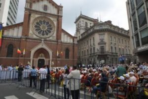 Zeci de preoţi spovedesc pelerinii care participă la Sfânta Liturghie de la Catedrala „Sfântul Iosif”