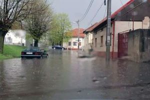 VIDEO Grindină şi ploaie torenţială la vecinii din Vâlcea