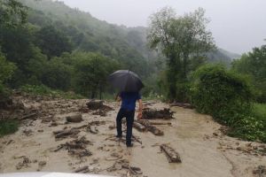 Inundaţii la Rebra. DN 17 D între Ilva Mică şi Feldru, inundat, dar practicabil