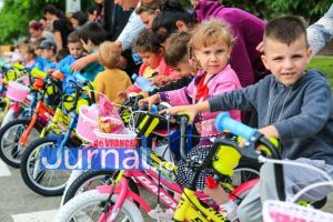 FOTO: Gest nemaipomenit făcut de primarul din Cîrligele: a cumpărat biciclete tuturor copiilor din comună!