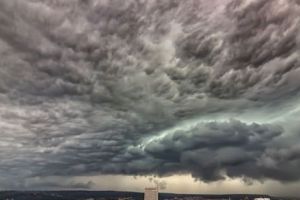 Vânt cu aspect tornadic şi ploi torenţiale. ANM a emis cod roşu pentru două judeţe