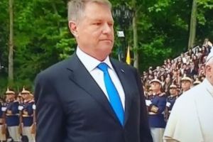 Primirea Papei de către Carmen şi Klaus Iohannis, plină de gesturi stângace din partea primei doamne!