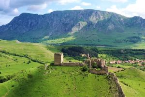 FOTO/VIDEO Piatra Secuiului şi Cetatea Trascăului, imagini spectaculoase cu ”un alt fel de infrastructură”