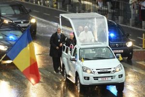 VIDEO Papa Francisc cu papamobilul în Bucureşti. Suveranul, aplaudat şi ovaţionat!