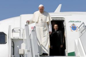 Aeronava care îl va transporta pe Sanctitatea Sa Papa Francisc sâmbătă, va ateriza la Targu Mureş din cauza vremii nefavorabile