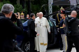 Prima zi a Papei Francisc în România. A circulat cu Loganul şi a adus un omagiu sacrificiului 