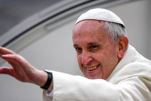 Papa Francisc, în România! Sâmbătă va purta veşmântul creat de o sătmăreancă