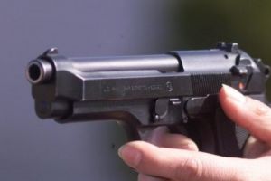 Focuri de armă. Poliţia a tras asupra unui bărbat care a înjunghiat un agent de securitate