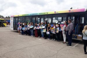 Autobuzul Copiilor: Elevii care au decorat cu desenele lor autobuzul dedicat copiilor, premiaţi de OTL (FOTO)