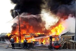 Incendiu uriaş la Târgul de legume şi fructe Constanţa. Barăci distruse de explozii şi flăcări