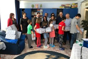 Colectivul CAS Suceava a oferit daruri de 1 Iunie copiilor de la Casa „Colţ Alb”