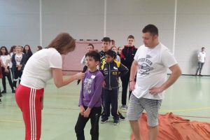 Concursuri, muzică, activităţi sportive şi distracţie pentru toţi copiii şi tinerii din ...
