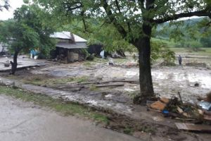 Tragedie in Romania. Patru copii luati de viituri. Alti patru copii au fost salvati. Peste o suta de oameni s-au autoevacuat din calea apelor