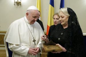 Viorica Dăncilă i-a oferit Papei un ceas făcut la Pucioasa! Cum arată acesta