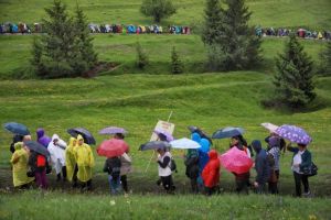 Papa Francisc în România, a doua zi a vizitei. Zeci de mii de credincioşi îl aşteaptă la Șumuleu-Ciuc unde  Suveranul Pontif oficiază Sfânta Liturghie la Sanctuarul Marian. Pelerinii înfruntă o ploaie torenţială