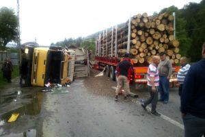Accident rutier in judetul Neamt. Un autotren s-a rasturnat pe carosabil