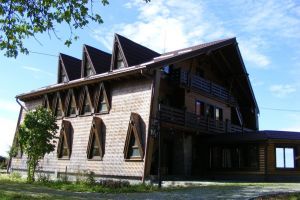 Două cabane de vânătoare, în reabilitare. În una din ele s-a decis retragerea trupelor sovietice din România