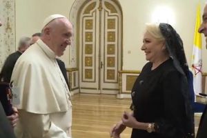 O medalie şi mai multe cărţi – Cadourile primite de premierul Viorica Dăncilă de la Papa Fancisc