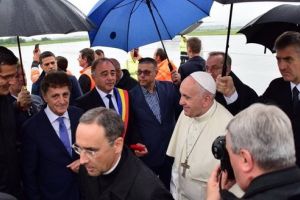 FOTO: Imagini cu sosirea Papei Francisc în judeţul Mureş!