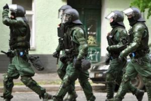 Poliţişti bătuţi de migranţi. Oamenii legii încercau să oprească o revoltă