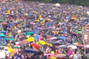LIVE VIDEO/  85.000 de pelerini din întreaga lume îl aşteaptă la Șumuleu Ciuc unde Suveranul Pontif oficiază Sfânta Liturghie la Sanctuarul Marian. Pelerinii înfruntă o ploaie torenţială