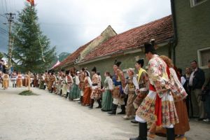 Serbările Cetăţii Braşovului vin în acest weekend cu parada portului popular şi jocul junilor