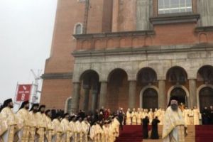 Momentul în care Papa Francisc intră în Catedrala Mântuirii Neamului. Ce au rostit credincioşii la apariţia Papei