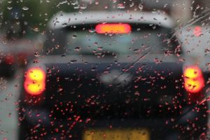 Conduceţi prudent pe timp de ploaie! Recomandări utile pentru conducătorii auto