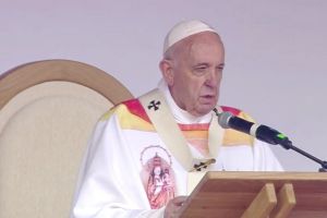 FOTO. Papa Francisc poartă astăzi veşmântul creat de o sătmăreancă
