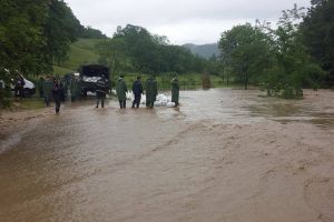 Curţi şi subsoluri inundate, în mai multe localităţi din judeţ