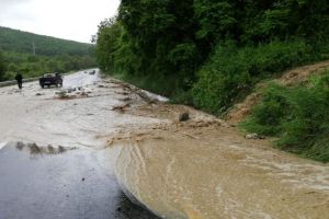 FOTO – Inundaţie pe DN1 la intrarea în Apoldu de Sus. Se circulă greu