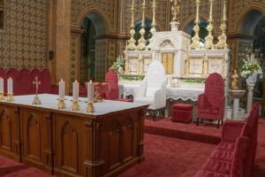 FOTO: Cum arată tronul papal realizat de designerul reghinean Mihai Grama