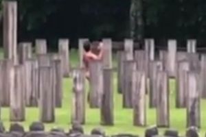 Video şocant. Un mare actor s-a dezbrăcat complet la Sarmizegetusa. Strigăte dubioase din interiorul sanctuarului