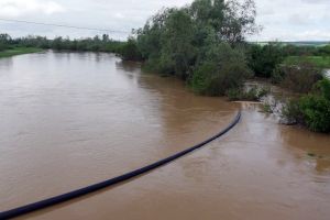 Pericol pe valea Topa: Diguri supraînălţate cu saci de nisip, pentru a opri o viitură. În Oradea, debitul Crişului e de 3 ori mai mare! (FOTO)