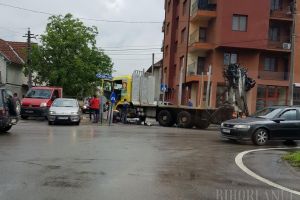 Accident la Beiuş: Un biciclist a fost lovit de un camion!