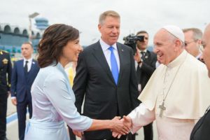 O mie de sibieni vor avea ocazia unică să-l vadă pe Papa Francisc la aeroport