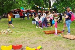 Lumea copiilor, la Festivalul Bakator de la Diosig: micuţii au luat cu asalt aparatele de joacă de la castelul Zichy (FOTO)