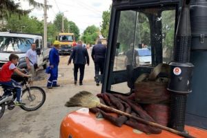 Pe strada Poienitei din Ploiesti canalizarea a refulat... petrol!